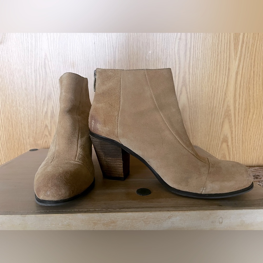 Women’s size 8 tan Chelsea boots Vince Camuto great condition